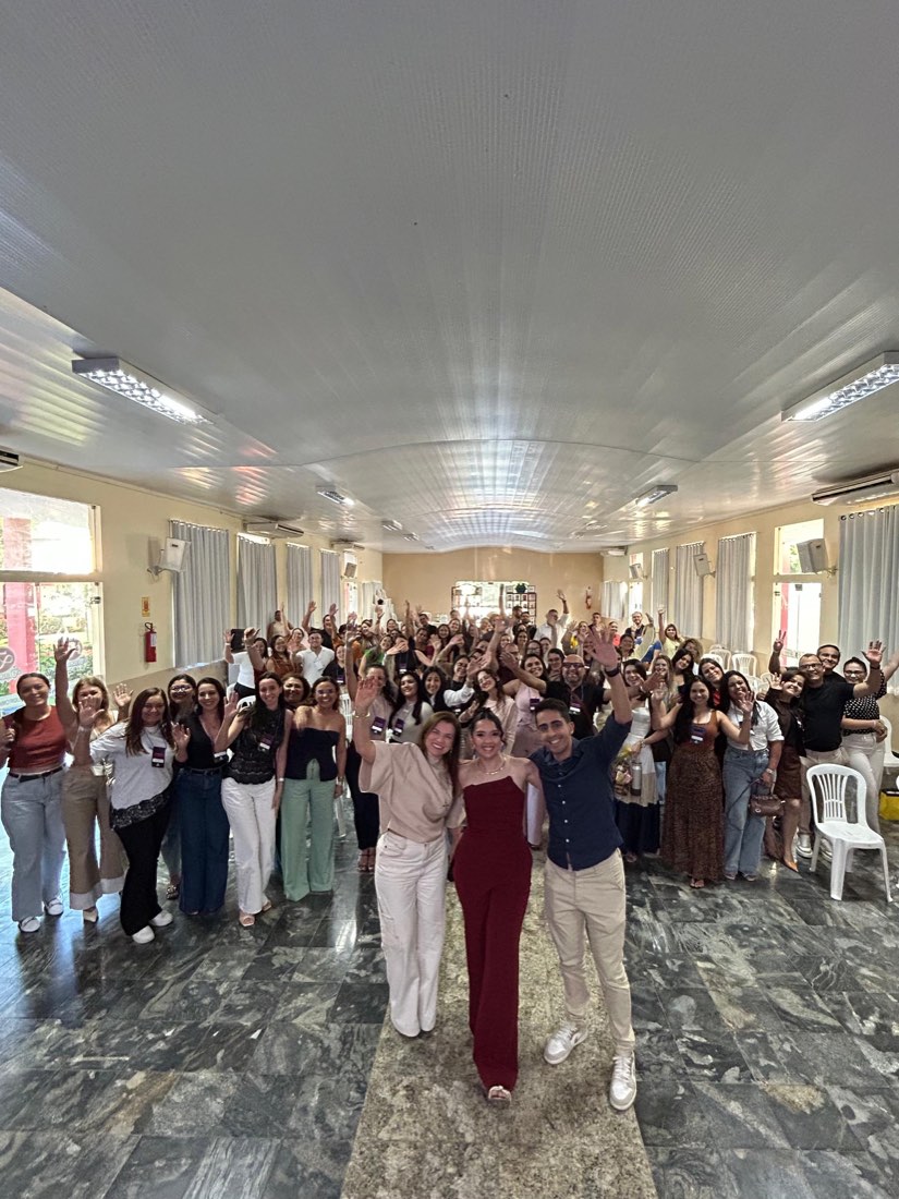 Lara Rosado em evento presencial com empreendedores